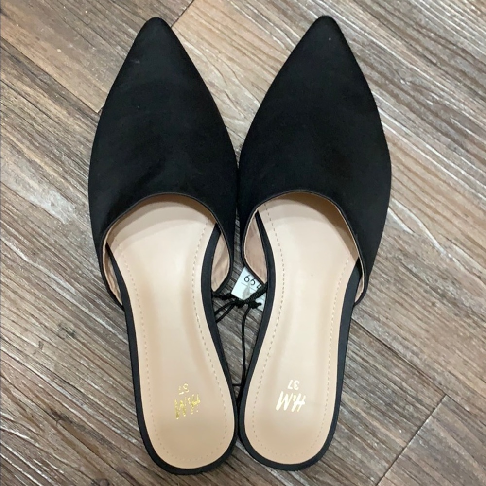 Black pointed-toe mules